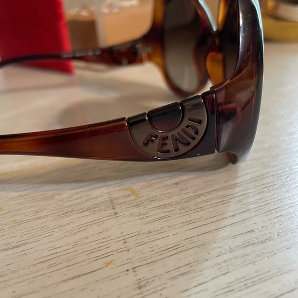FENDI sunglasses - Picture 2 of 6
